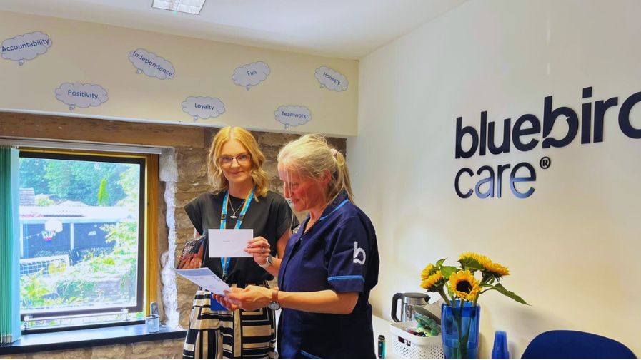 Suzanne receives Angela Award from Alyson